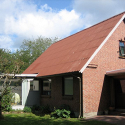 Renovering af rødt tag på lille villa hus
